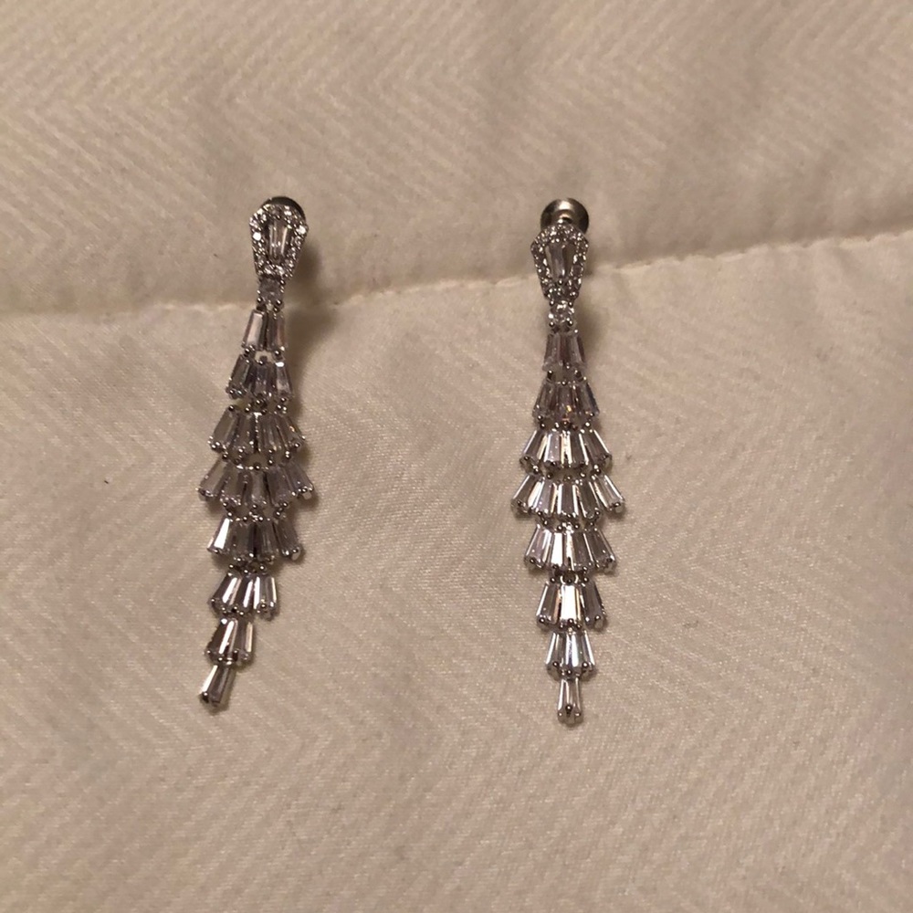 Absolutely stunning crystal drop earring!